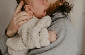 Comment gérer les coliques et soulager un bébé qui pleure beaucoup ?