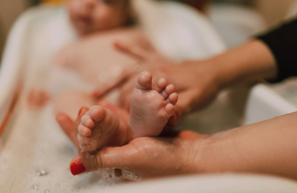 Faut-il donner un bain tous les jours à bébé ? Avantages et inconvénients