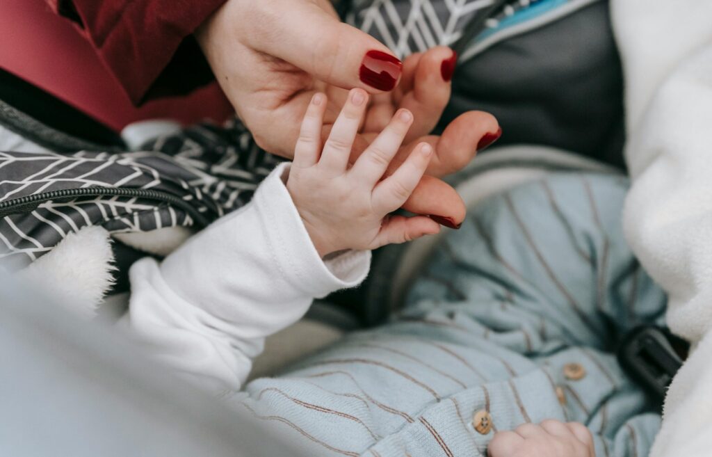Quand et comment couper les ongles de bébé en toute sécurité ?