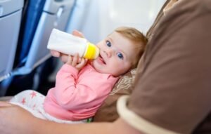 Comment partir en vacances avec un bébé ? : conseils et astuces pour un voyage serein