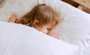 Quelles sont les erreurs à éviter pour que votre enfant dorme bien ?